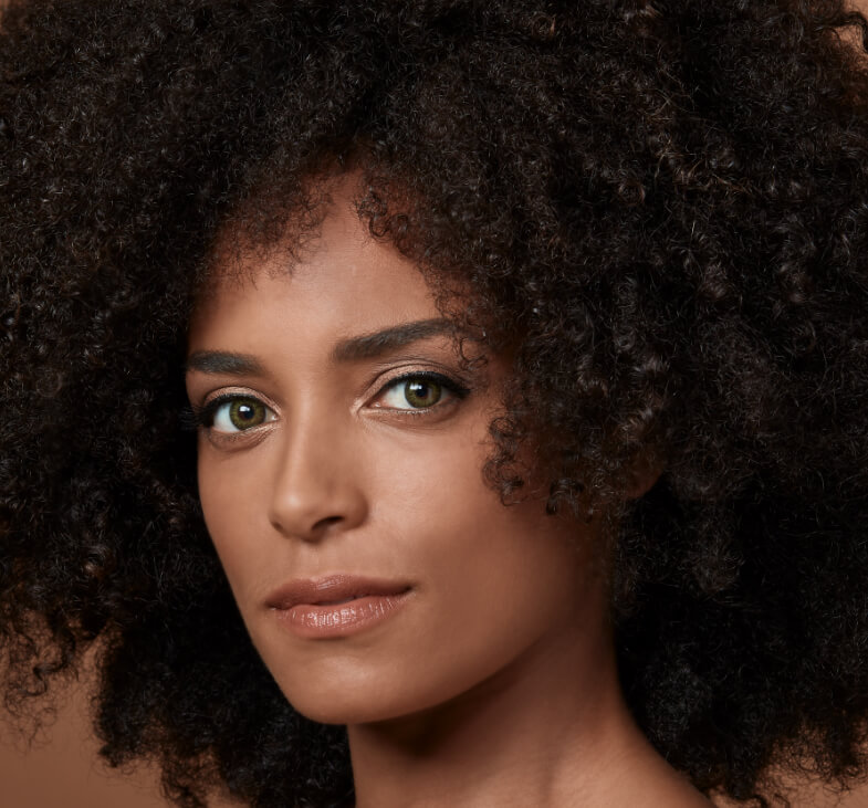 Model with coloured contact lenses